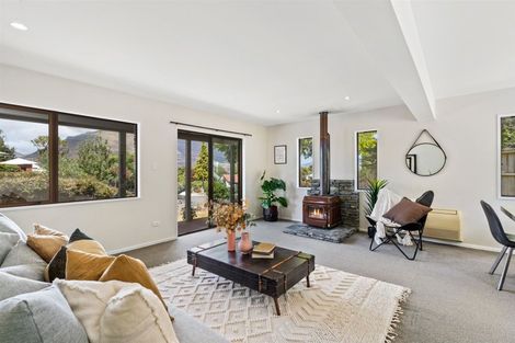 Photo of property in 9 Larch Court, Kelvin Heights, Queenstown, 9300