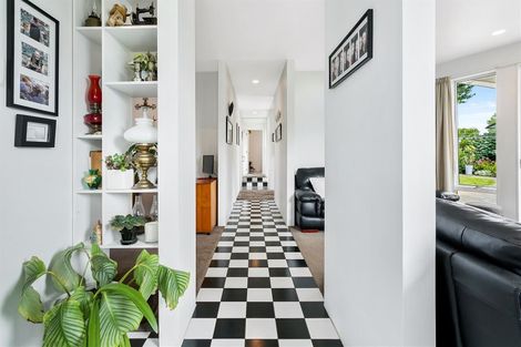 Photo of property in 11 Fathom Place, Te Atatu Peninsula, Auckland, 0610