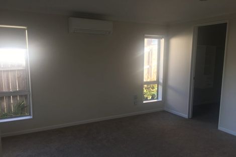 Photo of property in 40 Corricvale Way, Northcross, Auckland, 0630