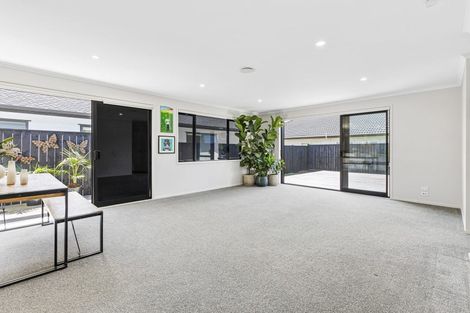 Photo of property in 4 Kriletich Drive, Kumeu, 0810