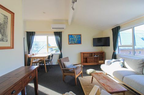 Photo of property in 4/30 Lyall Parade, Lyall Bay, Wellington, 6022