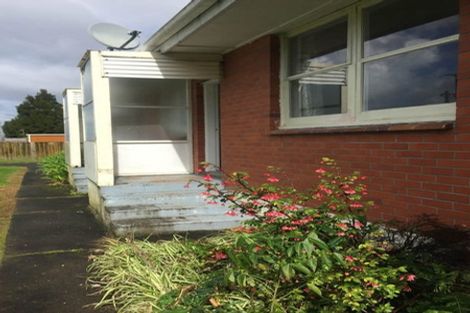 Photo of property in 4/2 Godley Road, Green Bay, Auckland, 0604