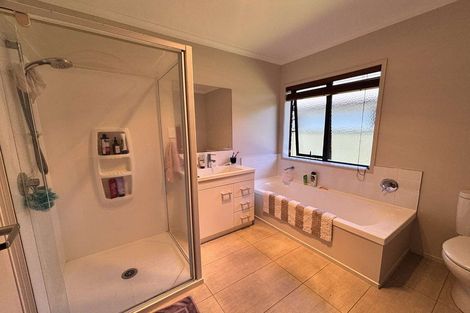 Photo of property in 4 Diamond Grove, Brown Owl, Upper Hutt, 5018