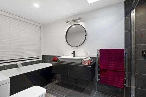 Photo of property in 18 Falcon Heights, Mount Creighton, Queenstown, 9371