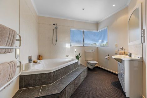 Photo of property in 22 Kinross Drive, Merrilands, New Plymouth, 4312