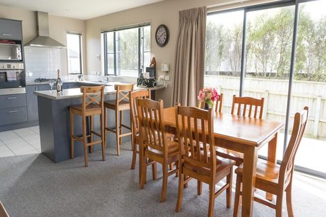 Photo of property in 5 Kaweka Close, Aotea, Porirua, 5024