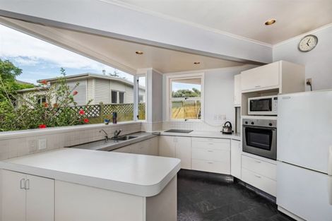 Photo of property in 17 Chivalry Road, Glenfield, Auckland, 0629