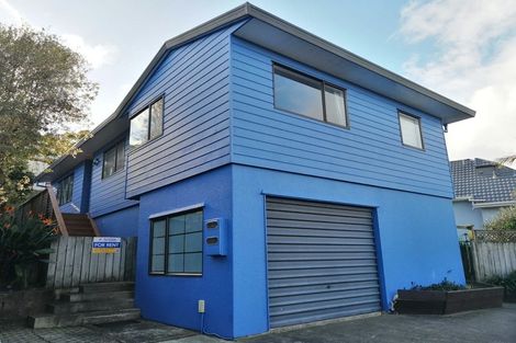 Photo of property in 1/11 Strabo Place, Windsor Park, Auckland, 0632