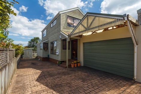 Photo of property in 27a Horotutu Road, Greenlane, Auckland, 1061