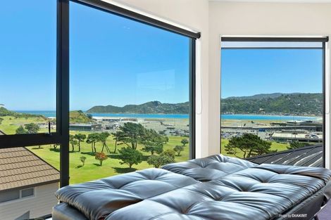 Photo of property in 12 Bunker Way, Strathmore Park, Wellington, 6022