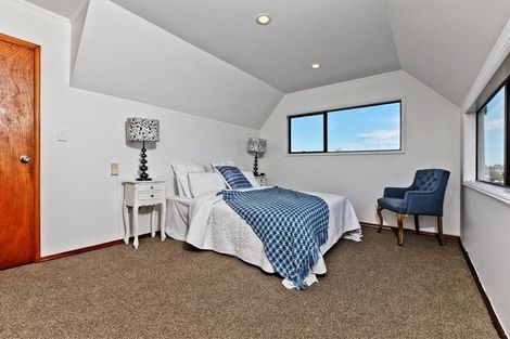 Photo of property in 6 Deverell Place, Northcross, Auckland, 0632