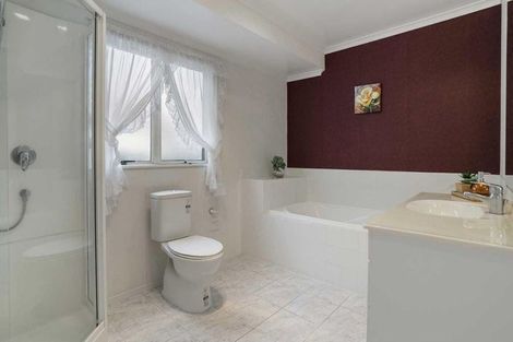 Photo of property in 9 Lorikeet Place, Unsworth Heights, Auckland, 0632