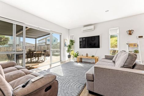 Photo of property in 33 Kaipuke Crescent, Gulf Harbour, Whangaparaoa, 0930