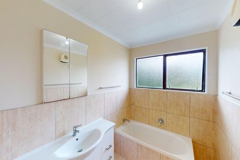Photo of property in 292 Heatherlea Road East, Levin, 5571