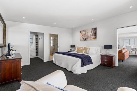 Photo of property in 8 Kawai Rise, Te Atatu Peninsula, Auckland, 0610