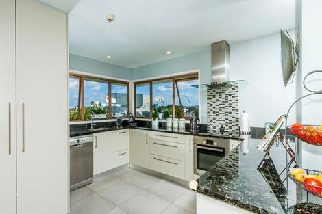 Photo of property in 2b/6 The Promenade, Takapuna, Auckland, 0622