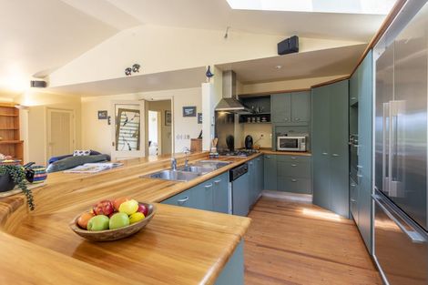 Photo of property in 5 Lyndhurst Road, Tawa, Wellington, 5028