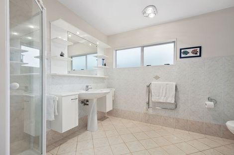 Photo of property in 11 Kahala Place, West Harbour, Auckland, 0618