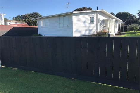 Photo of property in 4 Dunstall Place, Mangere Bridge, Auckland, 2022