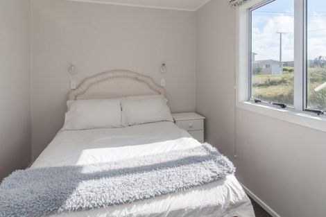 Photo of property in 35 Marine Parade South, Foxton Beach, Foxton, 4815