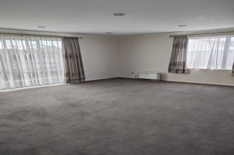 Photo of property in 8 The Rosebowl, Sunnyhills, Auckland, 2010