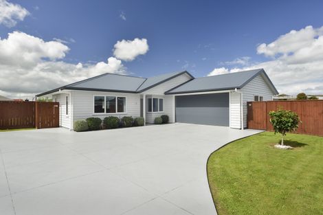 Photo of property in 12 Austin Reid Avenue, Carterton, 5713