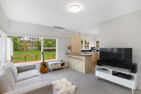 Photo of property in 2/8 Wykeham Place, Glenfield, Auckland, 0629