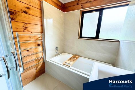 Photo of property in 6a Cambric Place, Botany Downs, Auckland, 2010