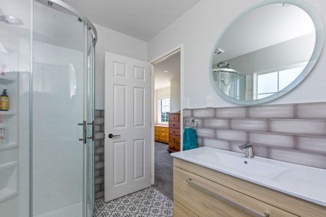 Photo of property in 33 Maygrove Drive, Orewa, 0931