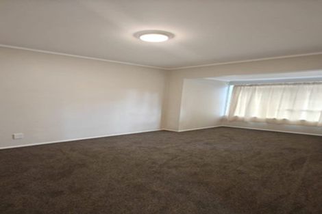 Photo of property in 1/4 Mahuta Grove, Northcote, Auckland, 0627