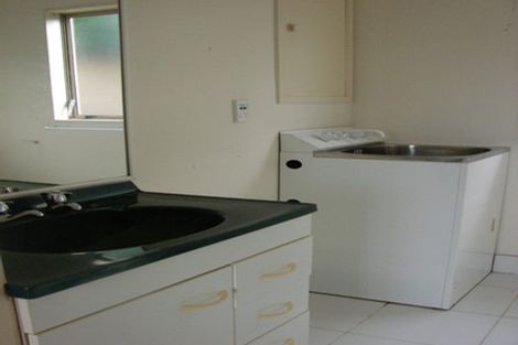 Photo of property in 13 Penruddocke Road, Half Moon Bay, Auckland, 2012