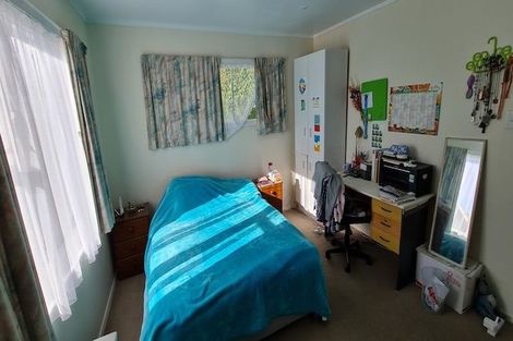 Photo of property in 72 Stewart Drive, Newlands, Wellington, 6037
