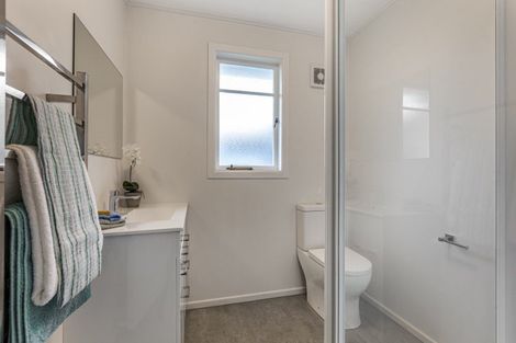 Photo of property in 2 Beazley Place, Glendene, Auckland, 0602