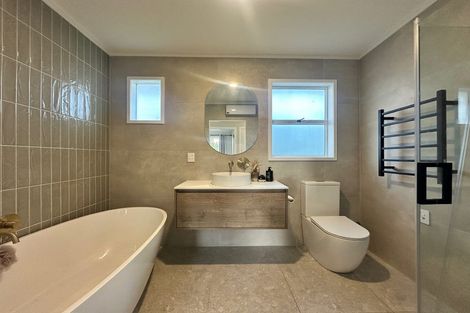 Photo of property in 28 Bert Wilson Place, Cockle Bay, Auckland, 2014