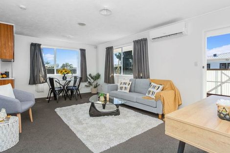 Photo of property in 2/89 Bruce Mclaren Road, Henderson, Auckland, 0612