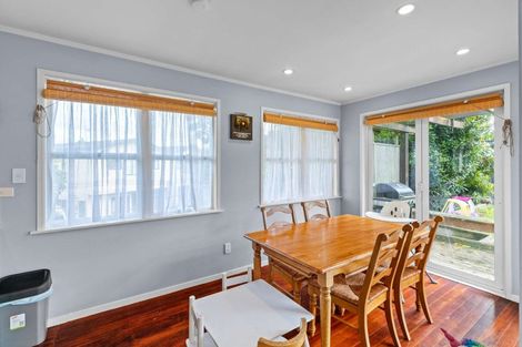 Photo of property in 10 Awaroa Road, Sunnyvale, Auckland, 0612