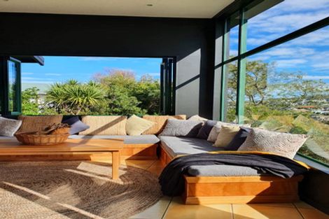 Photo of property in 8 Toporoa View, Ascot Park, Porirua, 5024