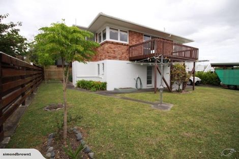 Photo of property in 2/12 Westwell Road, Belmont, Auckland, 0622