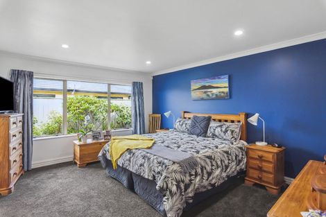 Photo of property in 35 Holcombe Drive, Paraparaumu, 5032