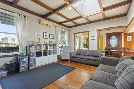 Photo of property in 1 Wairau Avenue, Avondale, Auckland, 1026