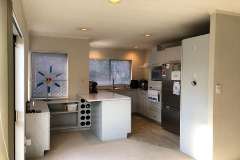 Photo of property in 27 Pinewood Grove, Botany Downs, Auckland, 2010