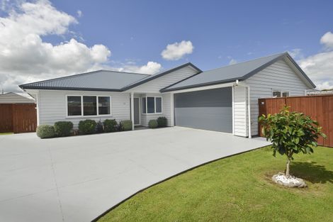 Photo of property in 12 Austin Reid Avenue, Carterton, 5713