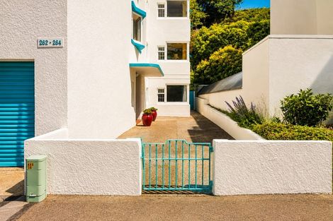 Photo of property in Sunhaven Flats, 262 Oriental Parade, Oriental Bay, Wellington, 6011