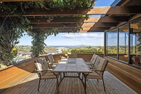 Photo of property in 11 Calypso Place, Rothesay Bay, Auckland, 0630