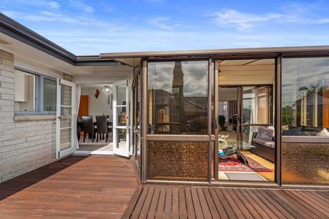 Photo of property in 2/5 Spring Grove, Henderson, Auckland, 0612