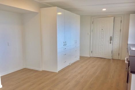 Photo of property in 18 Cliff View Drive, Green Bay, Auckland, 0604