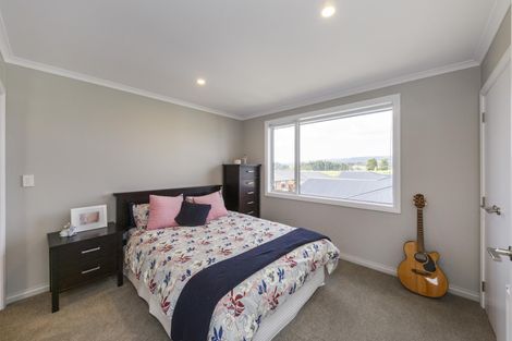 Photo of property in 124 Johnstone Drive, Fitzherbert, Palmerston North, 4410