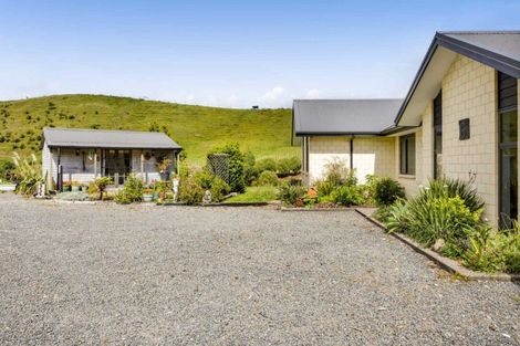 Photo of property in 2 Te Ara Karoiroa Road, Hurford, New Plymouth, 4374