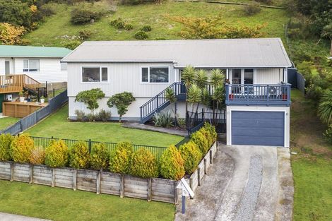 Photo of property in 70 Fyvie Avenue, Tawa, Wellington, 5028