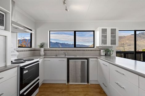 Photo of property in 44 Wynyard Crescent, Fernhill, Queenstown, 9300